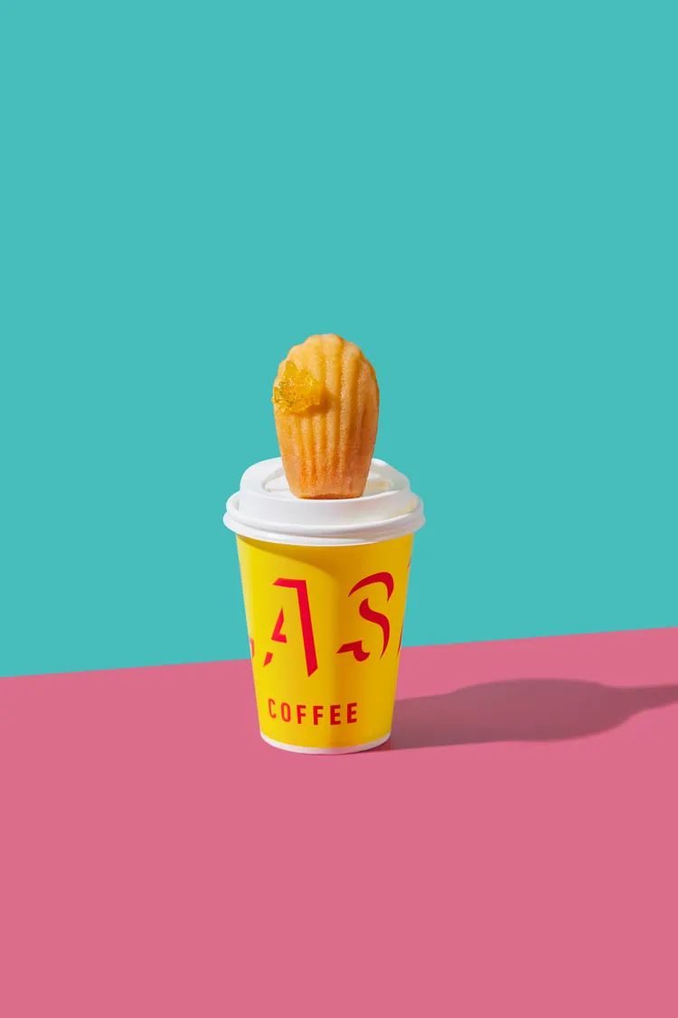 凡購買瑪德蓮搭配定飲品，飲品立即享5折優惠。業者提供