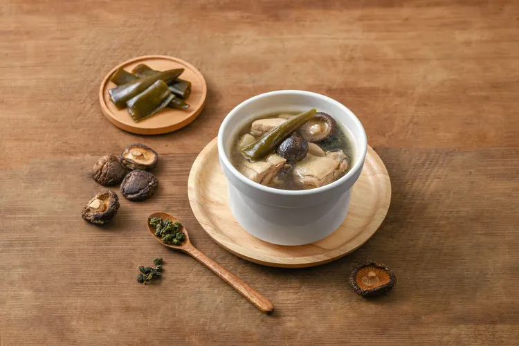 春水堂2022冬季新品-金萱剝皮辣椒雞湯。業者提供