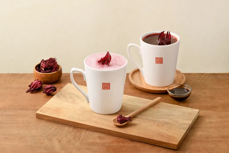 春水堂2022冬季新品，圖左為紅寶石洛神花飲，圖右為老梅露洛神花茶。業者提供