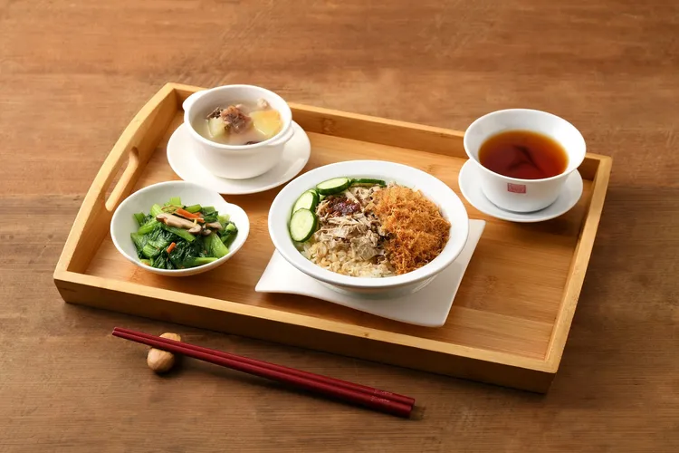 春水堂2022冬季新品-金蔥植物肉雞絲蓋飯。業者提供