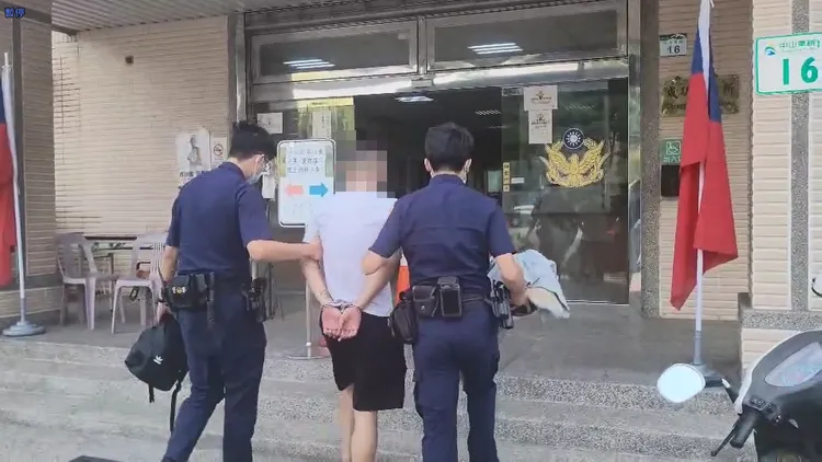警方將偷車賊劉姓少年帶回偵訊後送辦。讀者提供