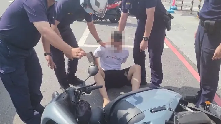 劉姓少年利用車主未收回的感應卡（警手中）偷走機車。讀者提供