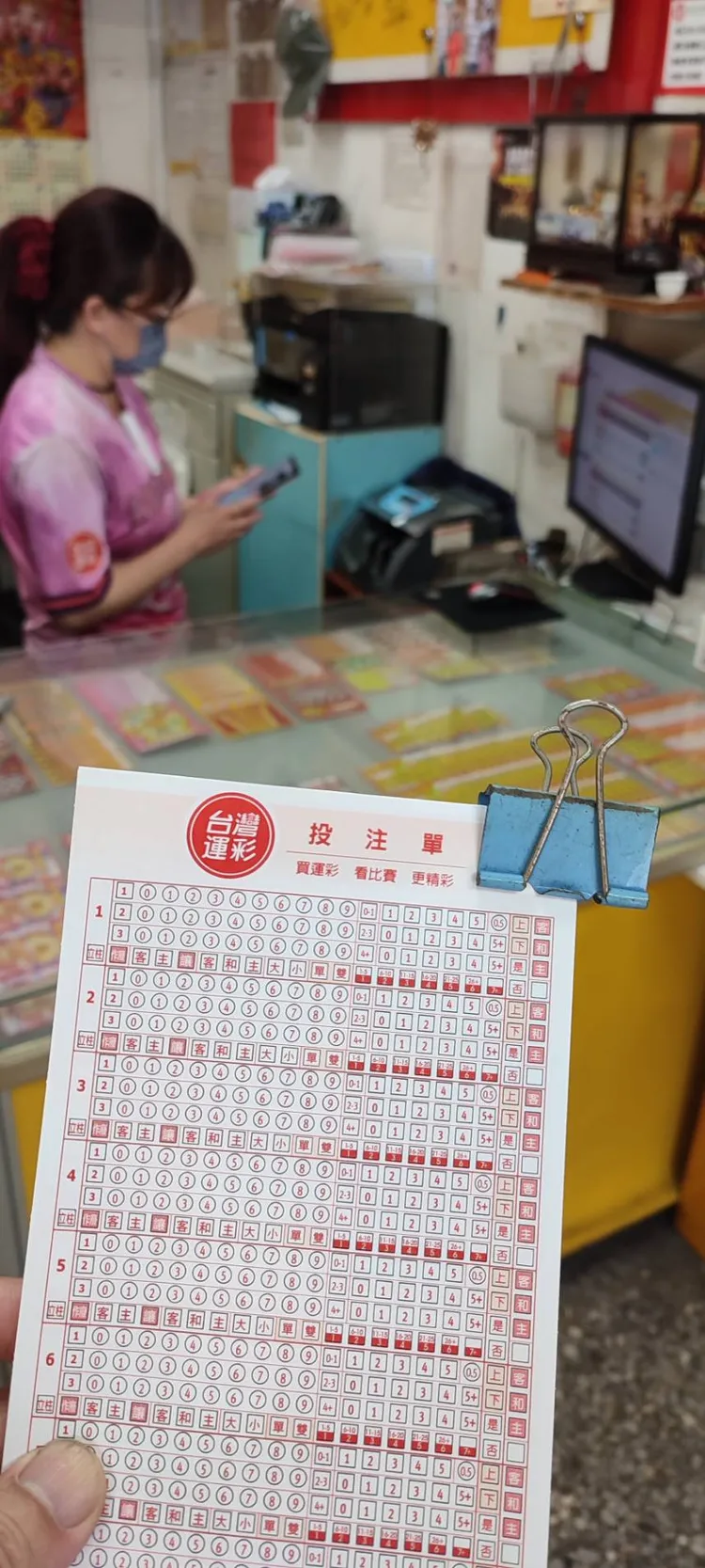 透過網路會員下單方式，民眾不必親自到彩券行，只要在家就可以邊看球邊下單。彩券公會提供