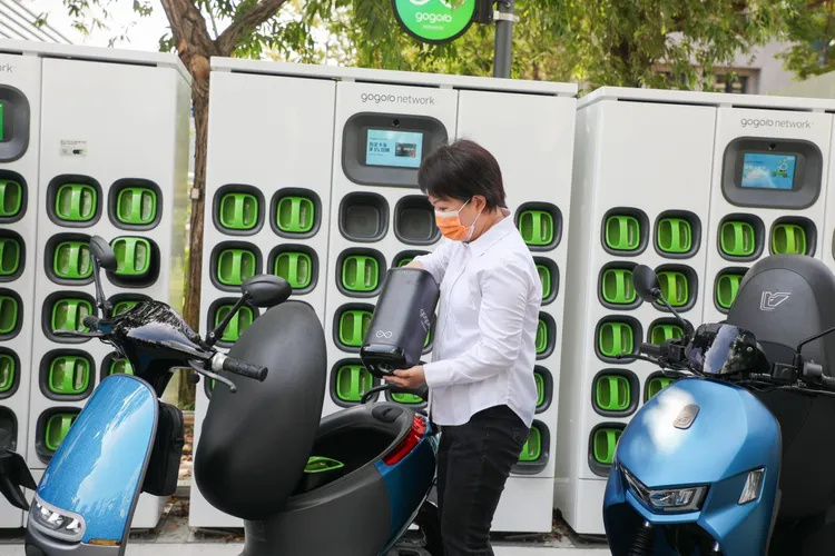 中市府積極建置電動車友善環境，圖為市長盧秀燕示範為Gogoro換電池。台中市政府提供
