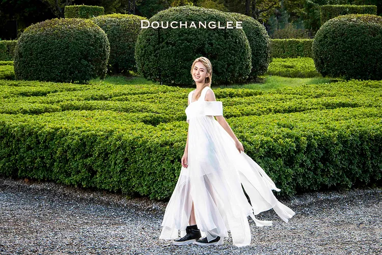 邱偲琹喜歡裙襬飄逸設計。DOUCHANGLEE 提供