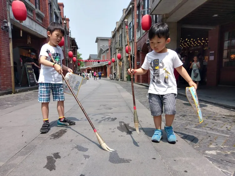 周末的免費民俗活動，邊學邊玩還能認識臺灣傳統文化，其中包含林三益大毛筆揮毫。全聯善美的文化藝術基金會提供