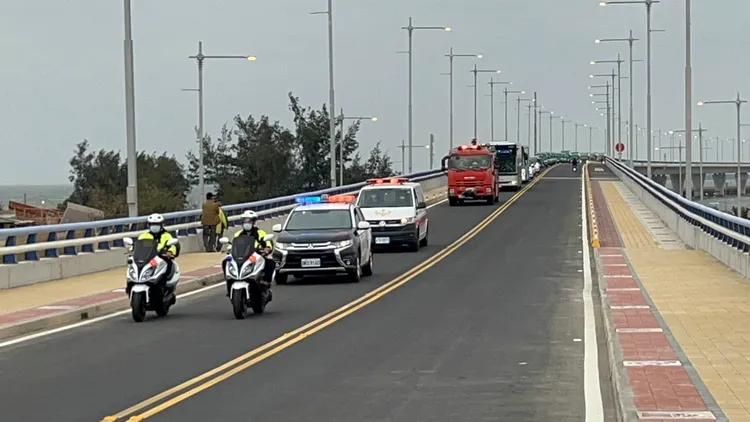 希望演練能讓相關單位人員熟悉搶救流程及技能、有效排除大橋災害狀況。金門縣政府提供