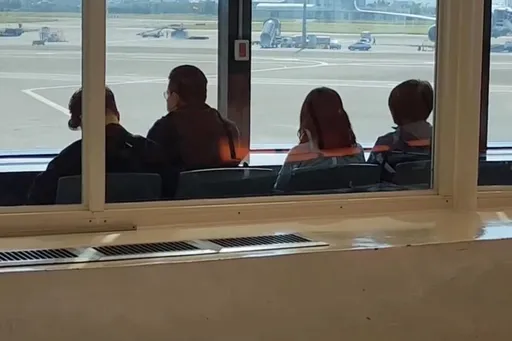 弟弟捧著骨灰要回家了　不發一語！馬國女大生家屬今搭機離台