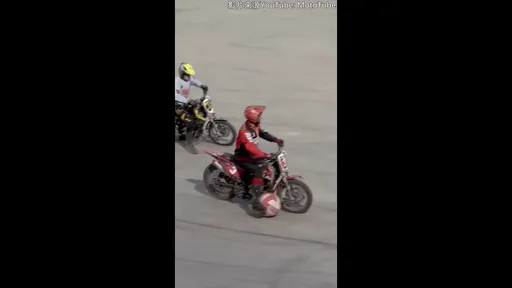 球員不用跑也能踢球　這真的是足球賽嗎？