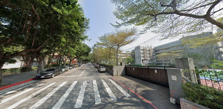 薇閣學區周邊仍有機會入手單價7字頭的中古大樓2、3房，總價低於3000萬元。翻攝Google map