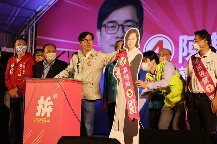 議員郭建盟說，前新苓一定要三席全上，拜託鄉親一定要保住湯詠瑜。邁盟提供