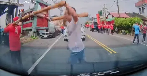 遇廟會疑遭神轎敲破後車燈罩 車主這步驟做錯討不到賠償