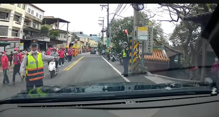 行車紀錄器拍到現場有員警幫忙疏導，卻未立即向員警表示有神轎砸到車。民眾提供