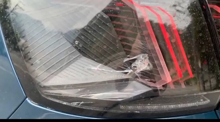 車主後燈罩有敲破痕跡。民眾提供