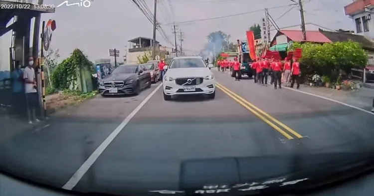 遶境活動在東勢區大卯埔路段。民眾提供