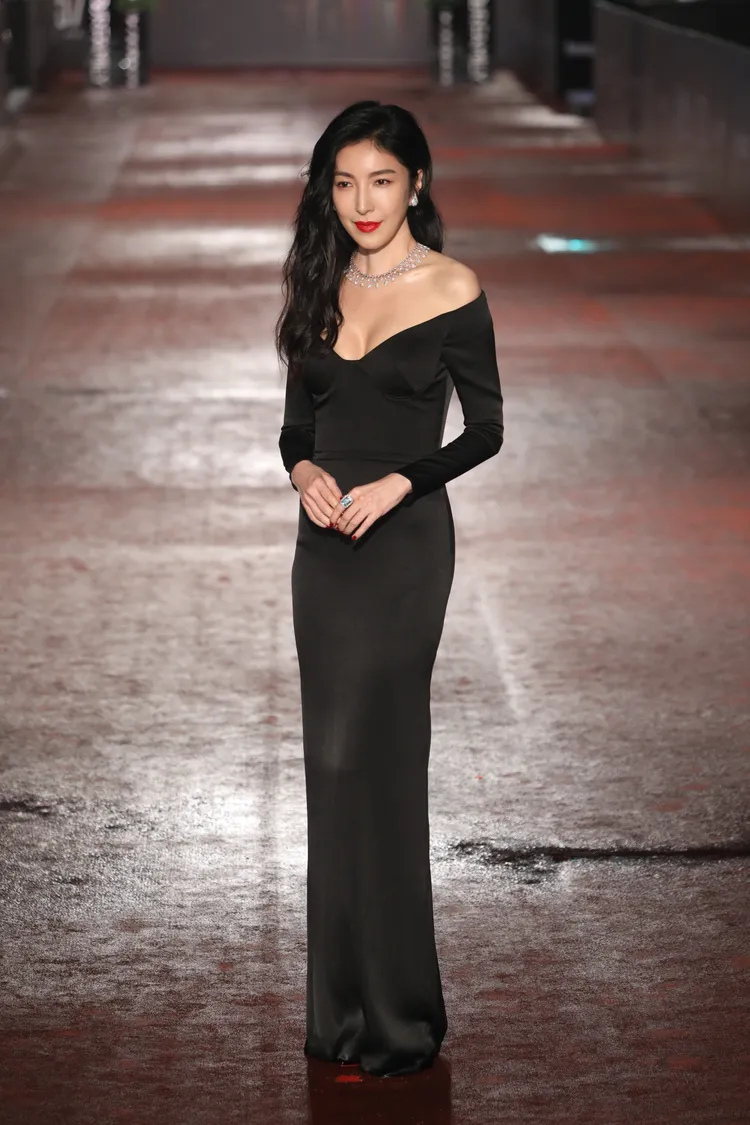 楊謹華穿ALEX PERRY禮服。攝影中心攝