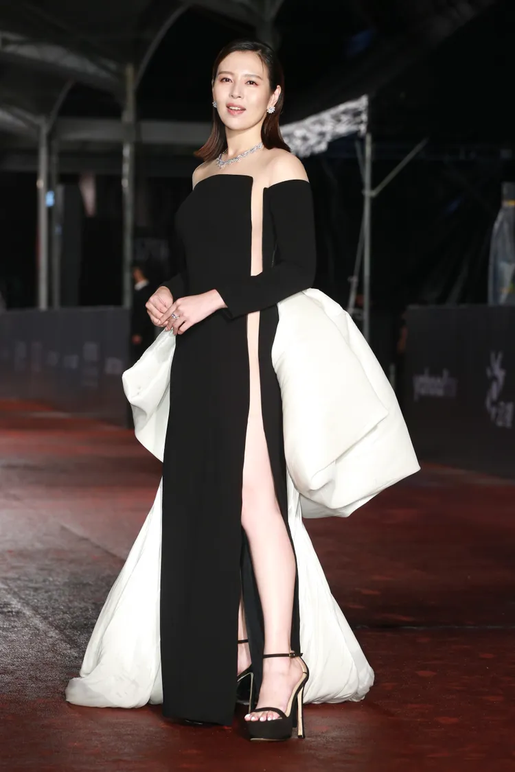 劉品言穿Isabel Sanchis禮服。攝影中心攝