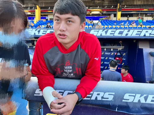 劉基鴻觸身骨裂「這2點」超不方便 季後賽隨隊當氣氛組