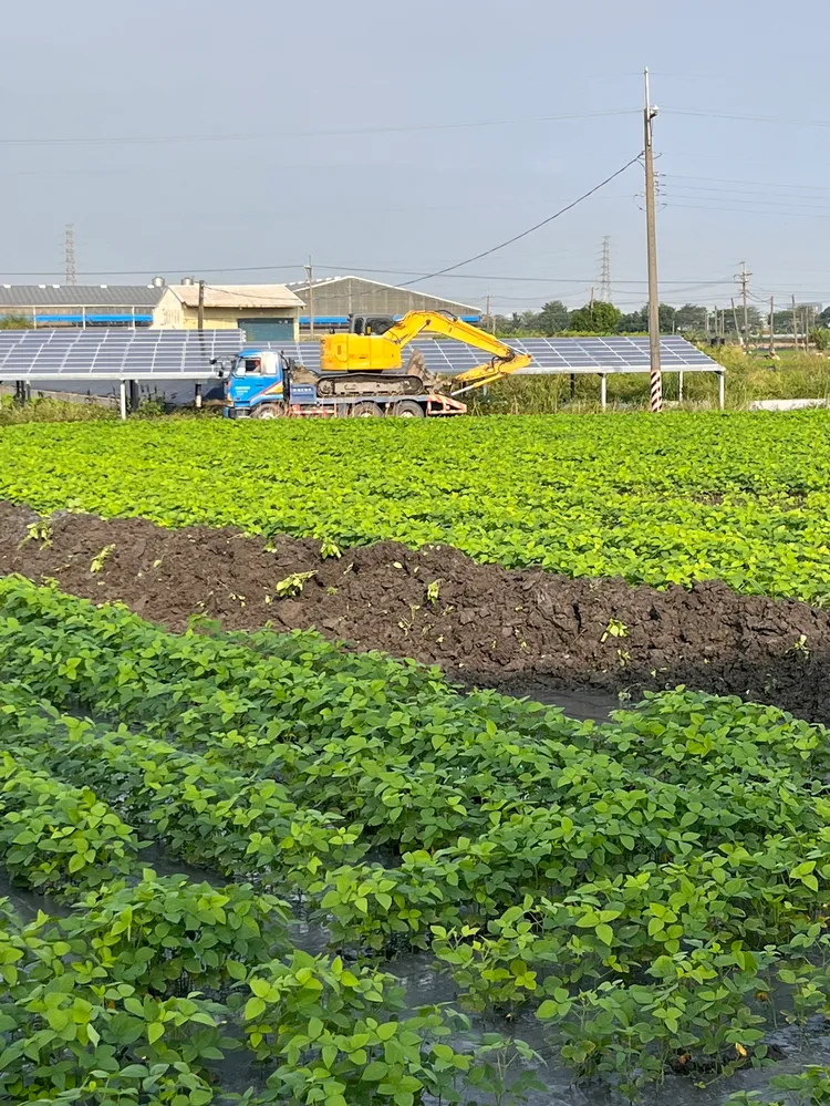 怪手前往挖掘引流。陳玉意提供