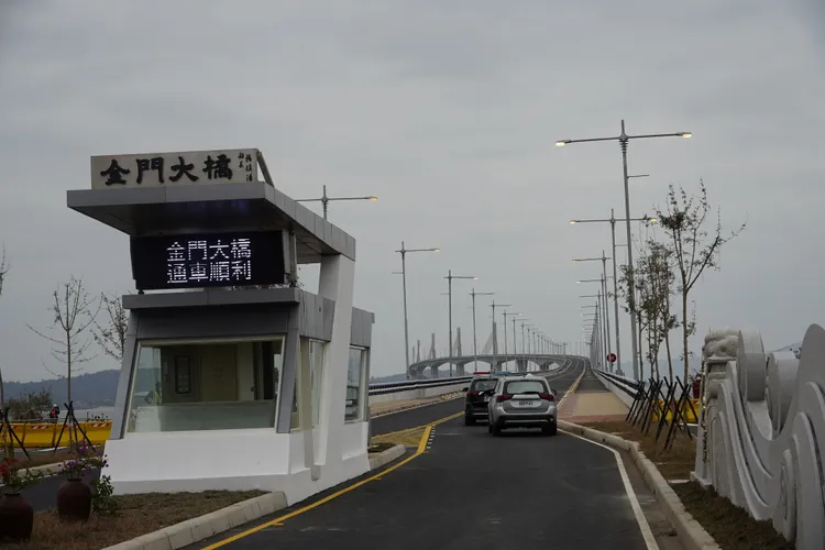 金城分局呼籲用路人，遵守金門大橋通行的相關規定。蔡宇凌攝
