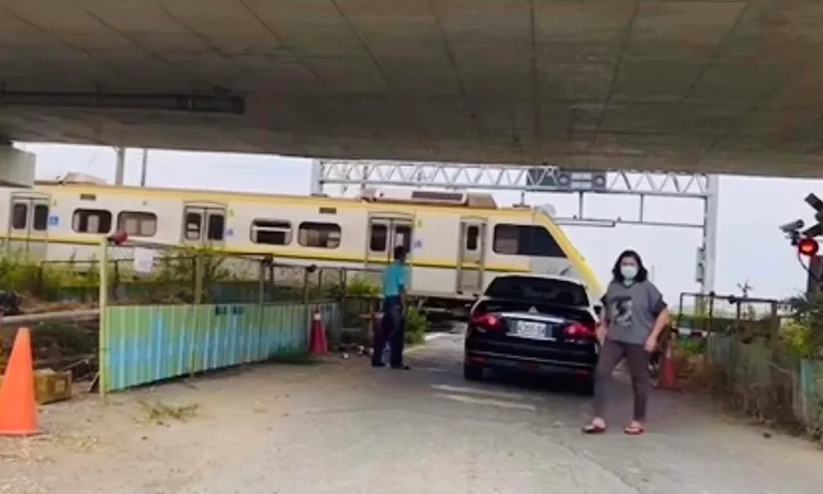 列車通行有驚無險。讀者提供