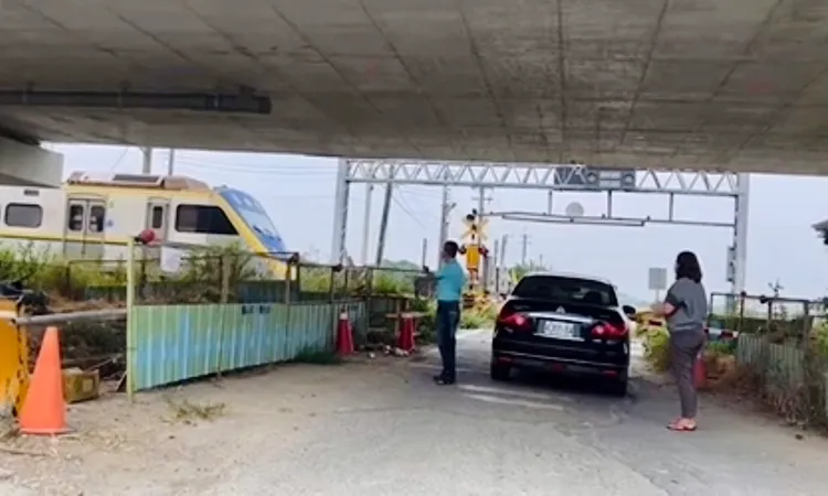 阿伯下車示意火車可以過了。讀者提供