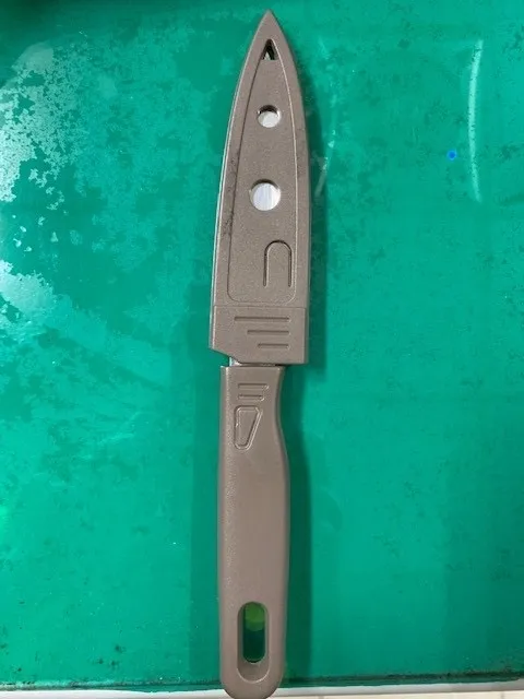 張男所持的刀械。翻攝畫面