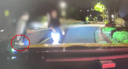 一句「洗勒叭沙小？」爆糾紛　小黃司機亮刀嚇人還詭辯「車上不能吃水果」