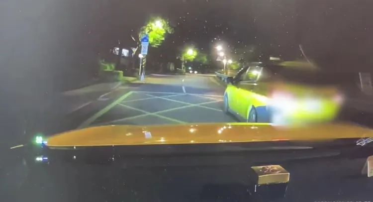 小黃刻意放慢速度，等對方超車後嗆聲。翻攝畫面