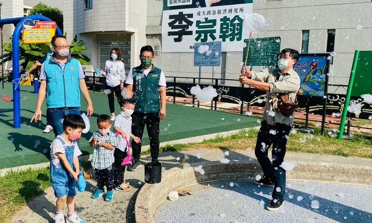 社團老師何毅（右）將帶領親子開心冒泡。王志弘攝