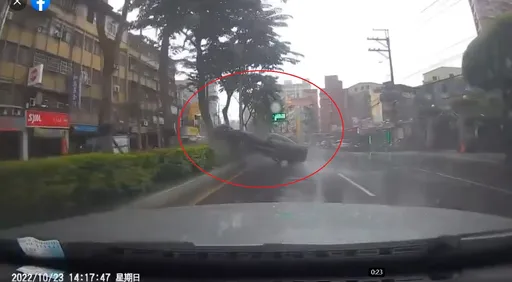 大雨中兩車競速!女嬌嗔「老公不要跟他玩了」 下秒驚聲嗲叫網歪樓