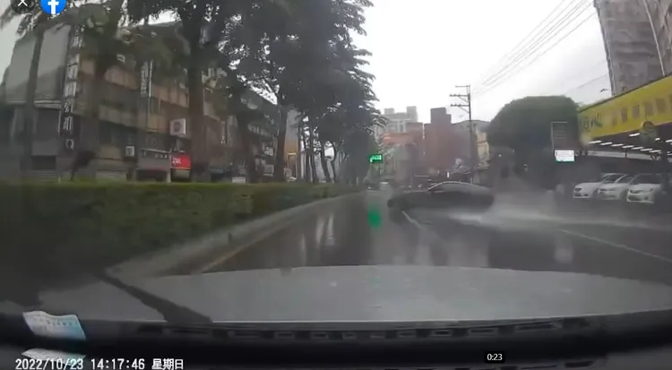 翻攝臉書「爆廢公社二館」