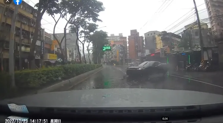 跑車撞中央分隔島後彈回路中央。臉書「爆廢公社二館」