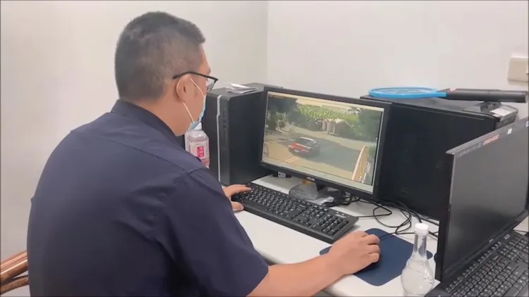 警方馬拉松式接力過濾監視器畫面。警方提供