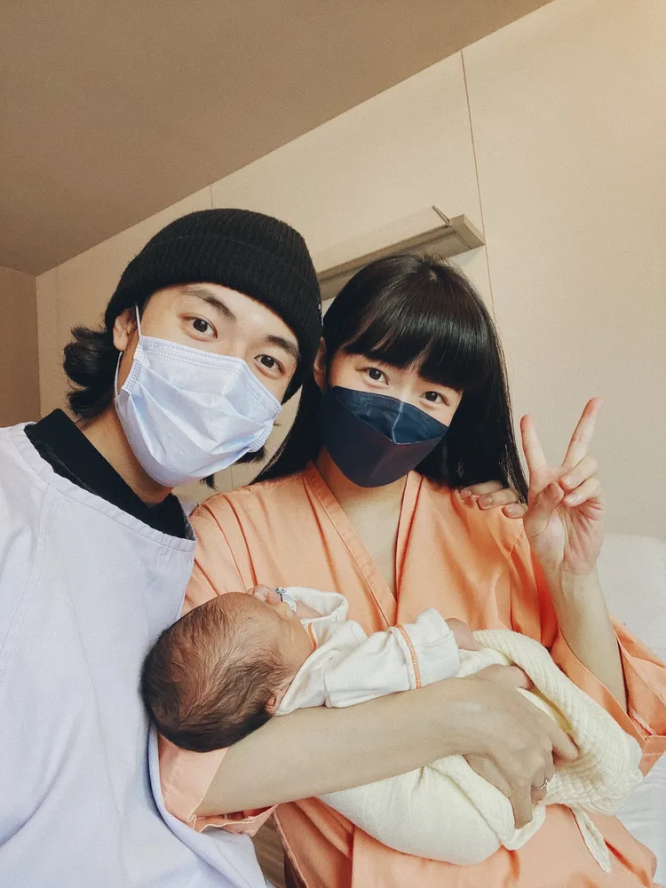 簡廷芮與老公、兒子幸福合照。藝和創藝提供
