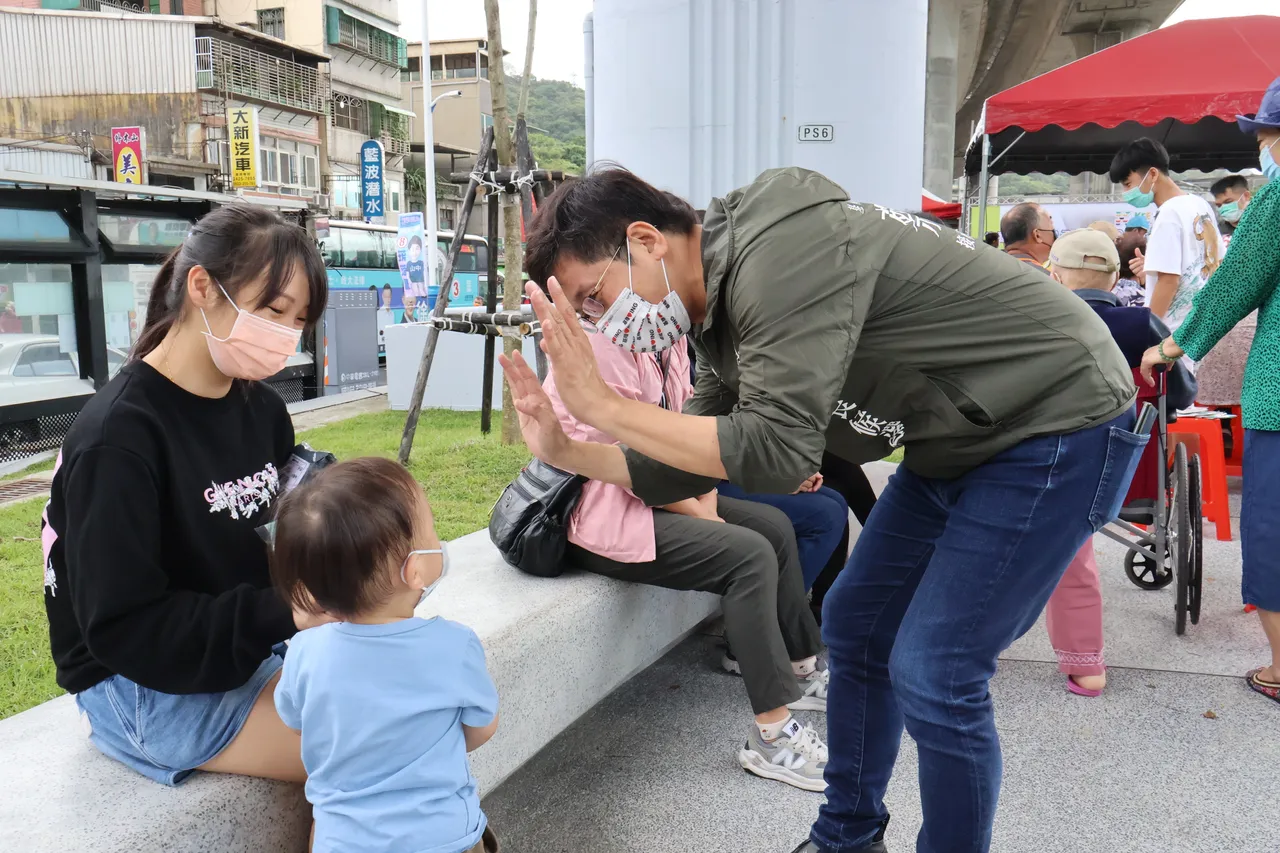 蔡適應極力撇清與黑道關係,認真與選民互動搏感情。戴之聖攝