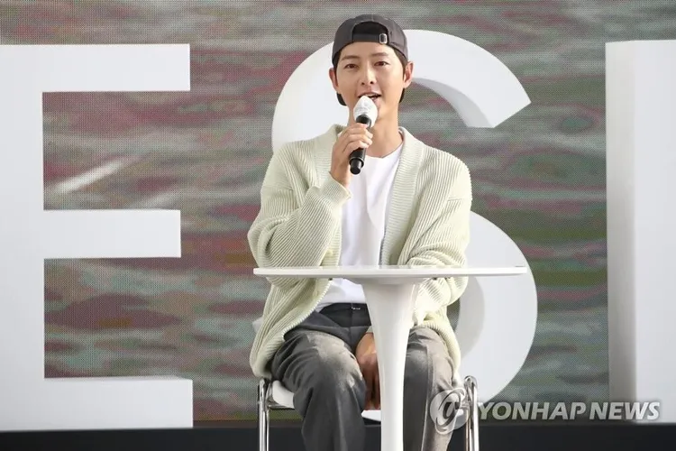 宋仲基去年10月參加釜山影展舉辦的《勝利號》戶外座談會，隔空喊話「好想金泰梨」。韓聯社