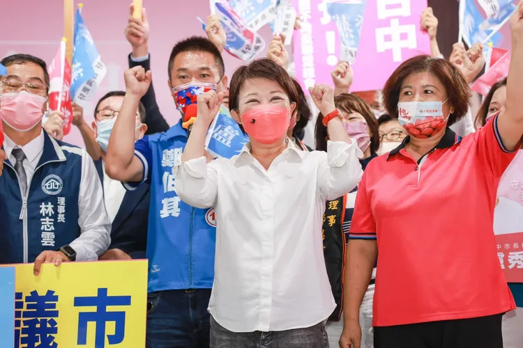 盧秀燕與不動產後援會成員高喊「凍蒜」。盧秀燕總部提供