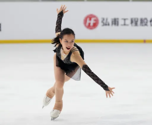 全国花式滑冰锦标赛 丁子涵不负众望短曲稳居领先