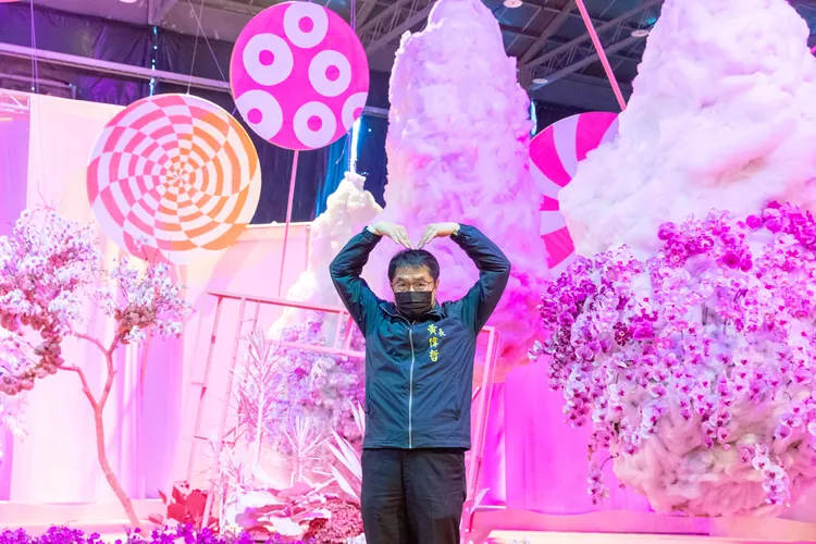 黃偉哲自稱初戀就是老婆。市府提供