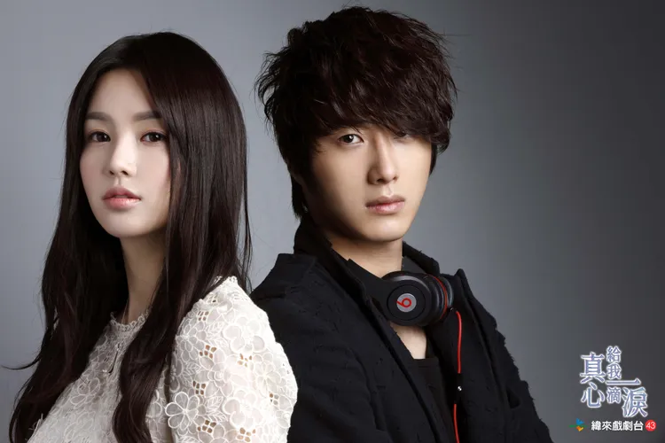 南奎麗（左）在《真心給我一滴淚》靈魂出竅，丁一宇則是陰間的使者。緯來戲劇台提供