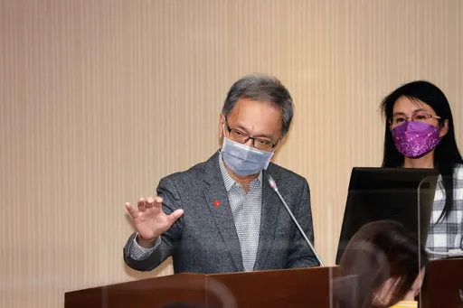 打高端不能出國！藍委轟沒事前告知　薛瑞元怒了：你教我啊！