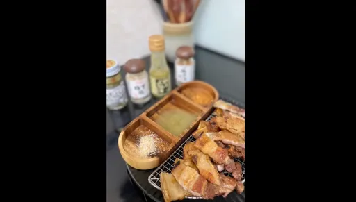 深夜極簡料理 就是要大口吃油滋滋烤五花肉