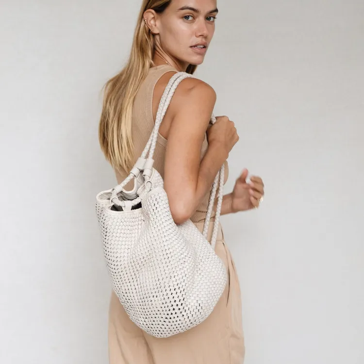 BEMBIEN AVA皮革編織抽繩水桶包，售價1萬4800元。業者提供