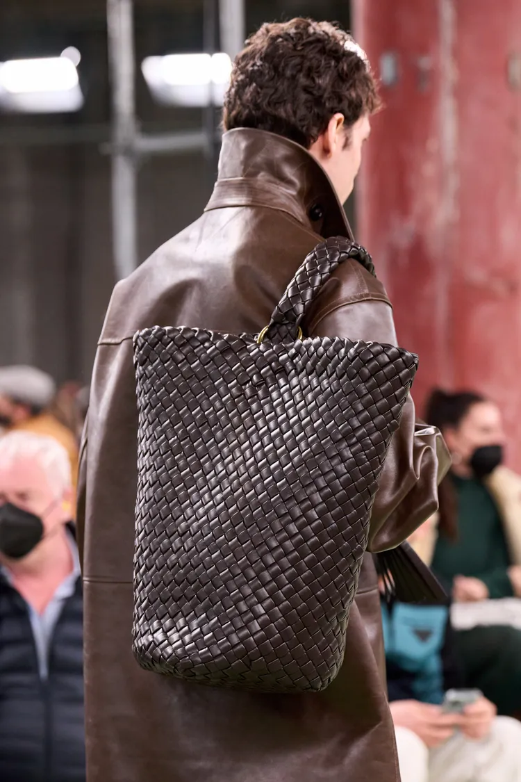 BOTTEGA VENETA自11月起出售的Padded Cassette、Kalimero等經典手袋，皆會附上1張實體小金卡，未來在非人為損傷的狀態下，均可享有免費整新與維修服務。品牌提供