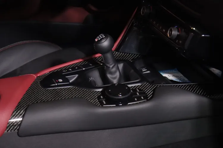 6速手排變速箱採密齒化的設定，檔位手感清脆，離合器也有不差的容許度。林浩昇攝