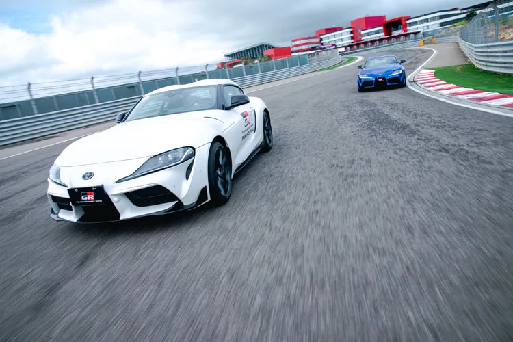 牛魔王在麗寶賽道中，全力衝刺實讓人大呼過癮，友善的手排系統，讓人更專注在車輛掌控技巧。和泰提供