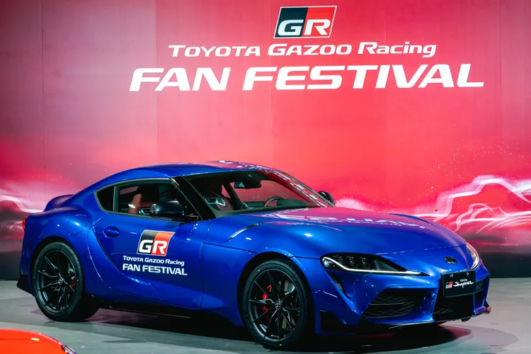 新年式GR Supra除了新增3.0升手排車型，也帶來三款全新車色，圖為「炫馳藍」。林浩昇攝