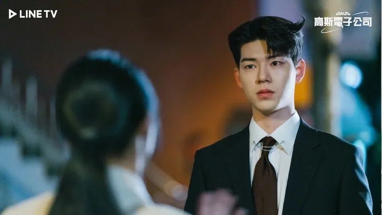 裴賢聖劇中飾演富二代，有很多浮誇的橋段。LINE TV提供