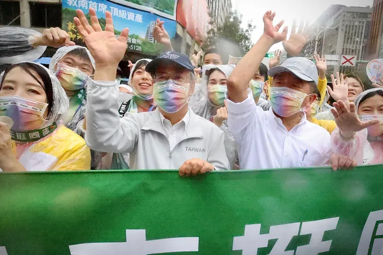 陳時中跟陳建仁熱情向民眾揮手。林林攝
